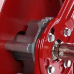 En närbild av en Slangvinda modell ATH8600 - för Hydraulik Ø3/8" - 15m tvillingslang på en traktor.