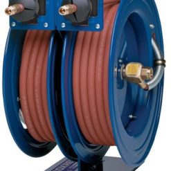 En Slangvinda modell Dubbel vinda AC - Ø1/4" - Ø1/2" Max 21Bar med två slangar på.