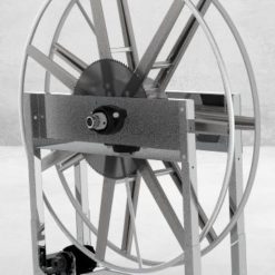 En metallrulle för 2" slangupprullare med ett metallhandtag på.